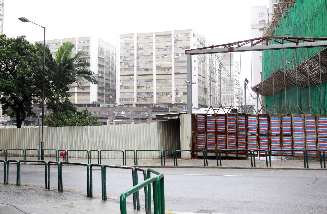 新道路南面連接馬交石斜坡，北面連接慕拉士大馬路及東面連接區神父街。