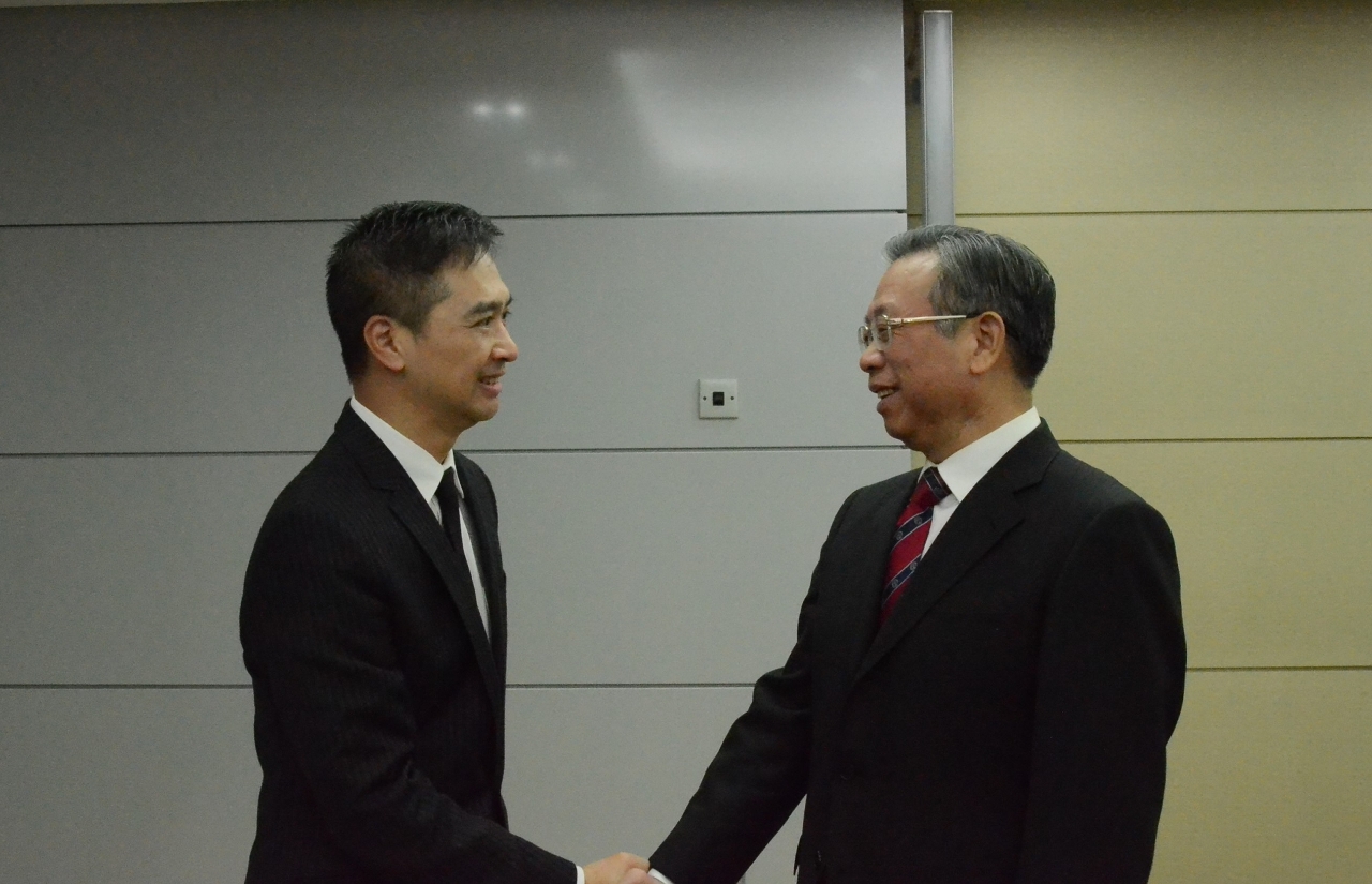 Encontro do Comissário da Auditoria, Ho Veng On, (à esquerda) com o Auditor Geral do Gabinete de Auditoria Nacional, Liu Jiayi (à direita).