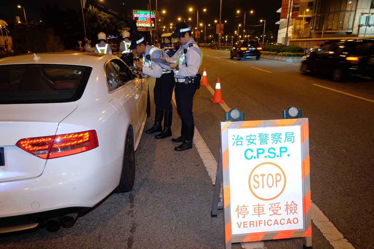 警方進行查車行動