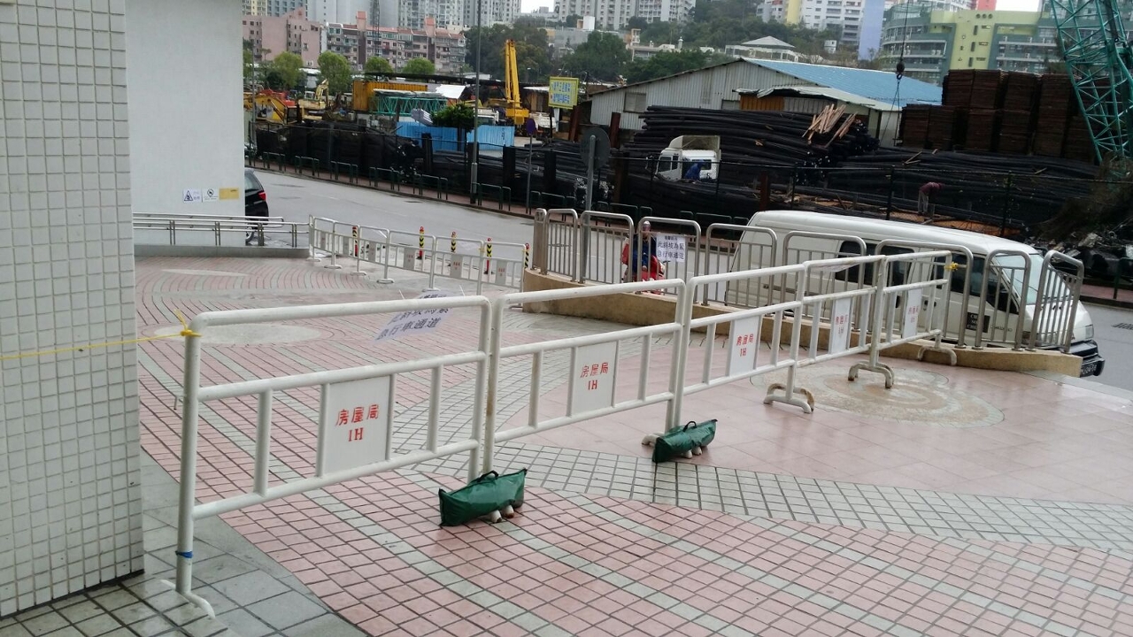 房屋局於湖畔大廈第五座對開緊急車輛通道架設圍欄