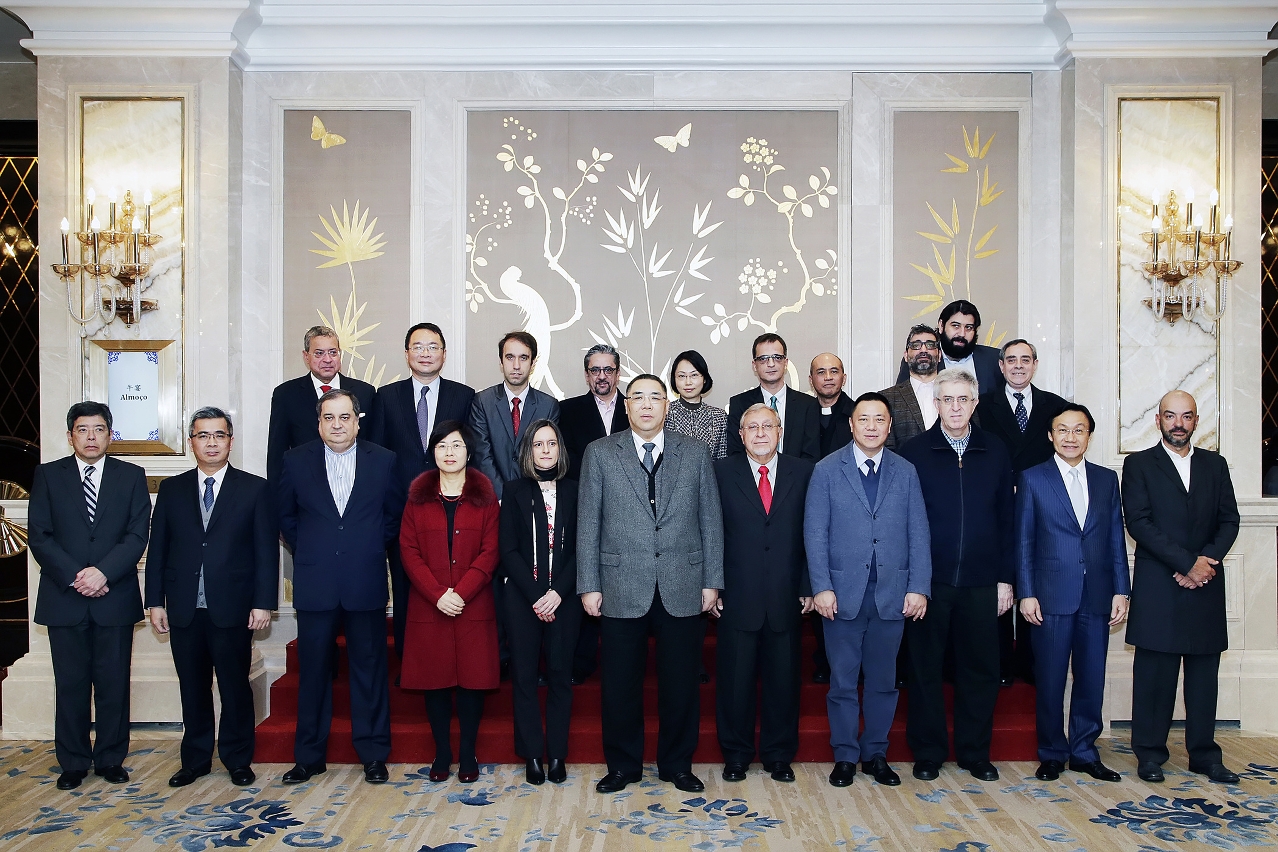 Chief Executive, Mr Chui Sai On, poses for a group photo after a lunchon with representatives of local news outlets reporting in Portuguese and English.