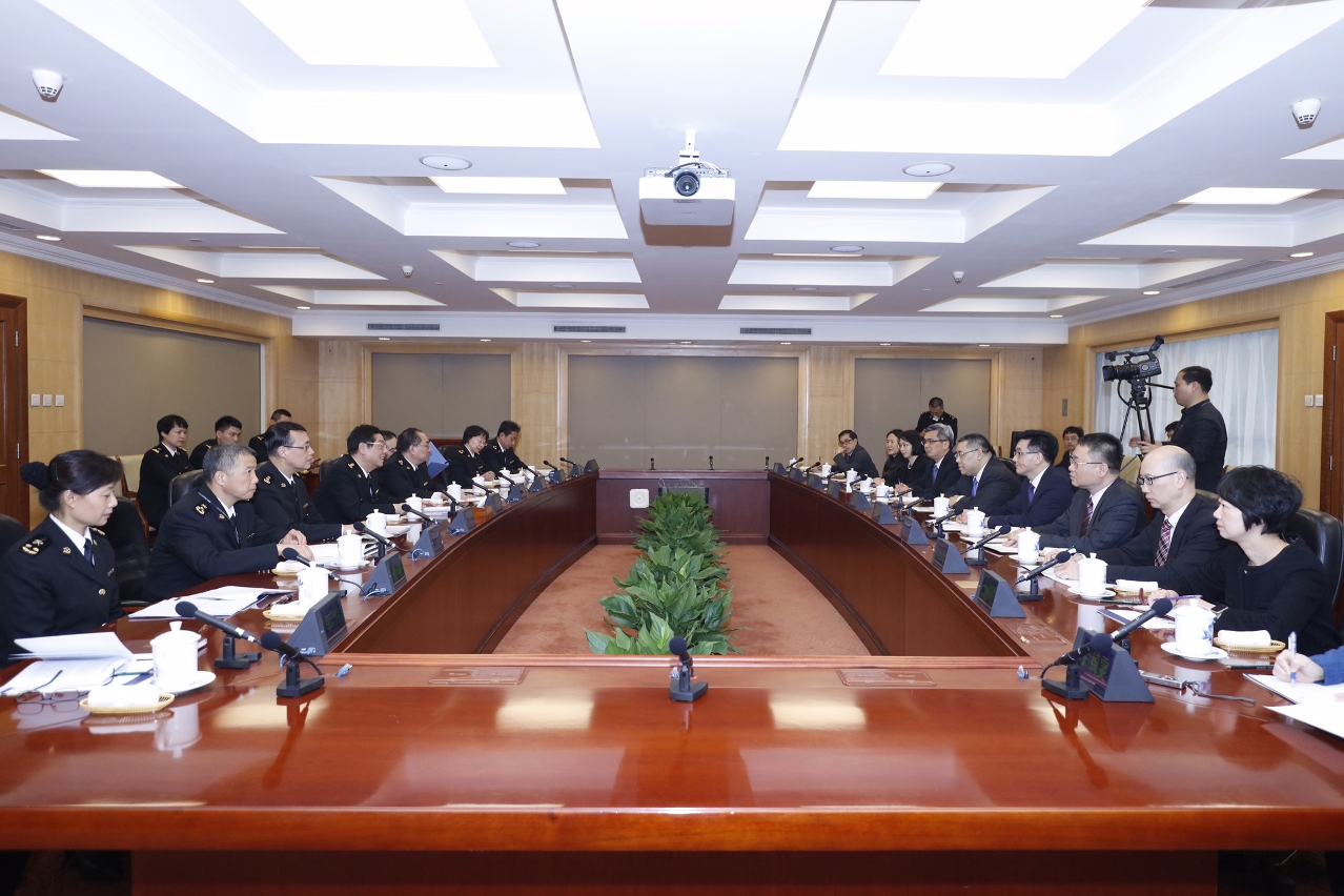 Chief Executive, Mr Chui Sai On, meets with the Minister of General Administration of Customs, Mr Yu Guangzhou, in Beijing.