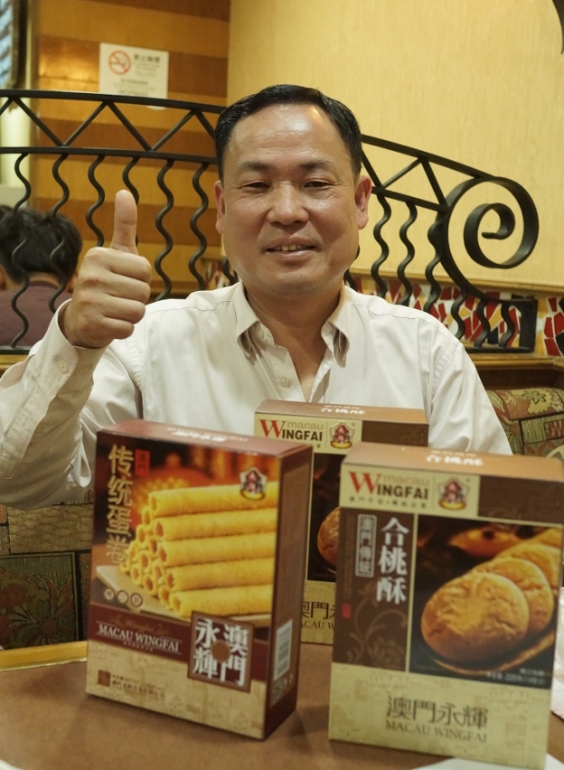 Mr. Leong Ip Fai, Director and General Manager of Wing Fai Food Trading Company Limited said that his company manages to sell several thousand boxes of souvenir food every day at the Fair