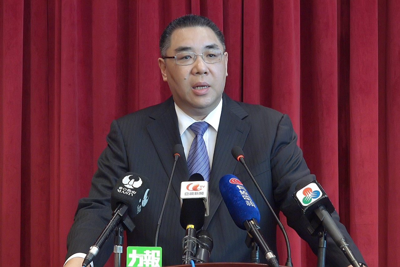 Chefe do Executivo, Chui Sai On, fala à comunicação social à partida para Pequim, onde vai participar na abertura da IV Sessão da 12ªAssempleia Popular Nacional.