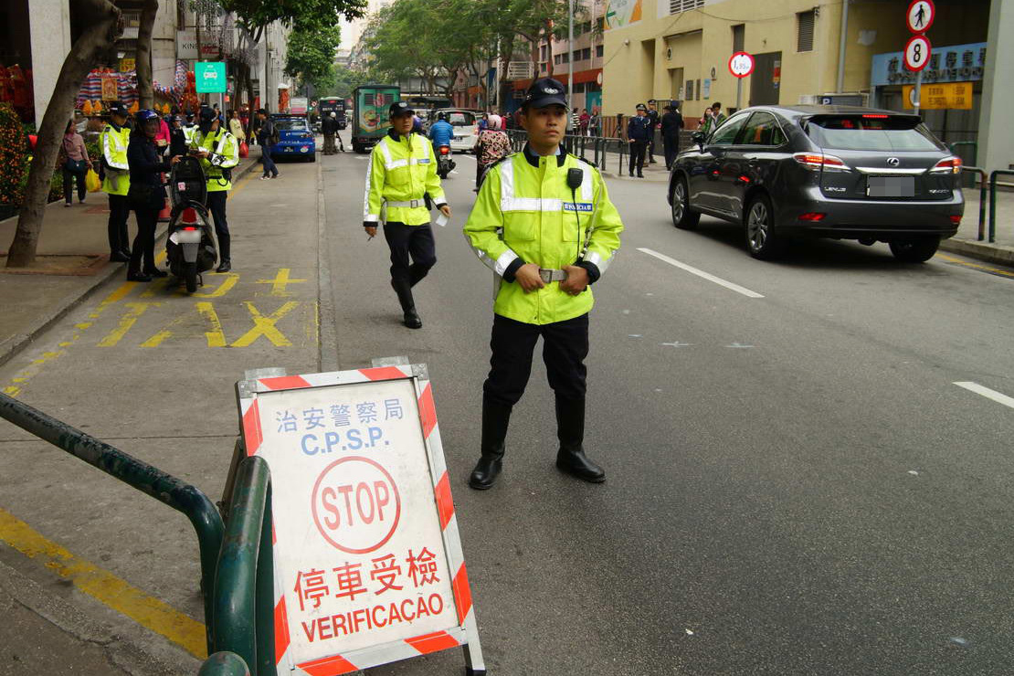 農曆年期間警方加強在市面截查車輛