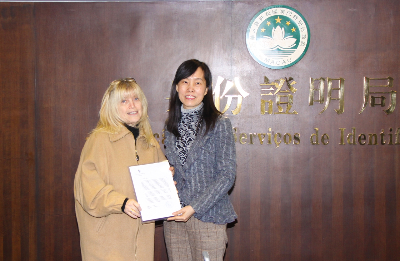 The Honorary Consul of Uruguay in Hong Kong, Dr. Anabella Levin-Freris, visited the Identification Services Bureau (DSI) and met with the Director, Ms. Ao Ieong U, on 25th January 2016, to notify DSI of the exemption of visa requirement for Macao SAR Passport holders and Macao SAR Travel Permit holders visiting the Oriental Republic of Uruguay.