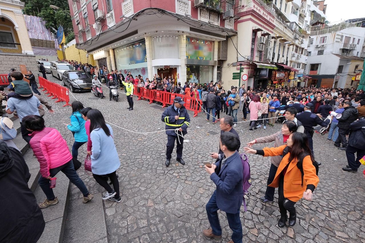 警員指揮疏導人車分流