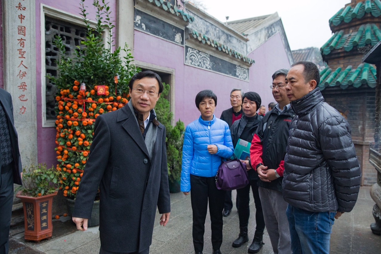 Secretary for Social Affairs and Culture, Mr Tam Chon Weng, at A-Ma Temple after Wednesday’s accidental fire.