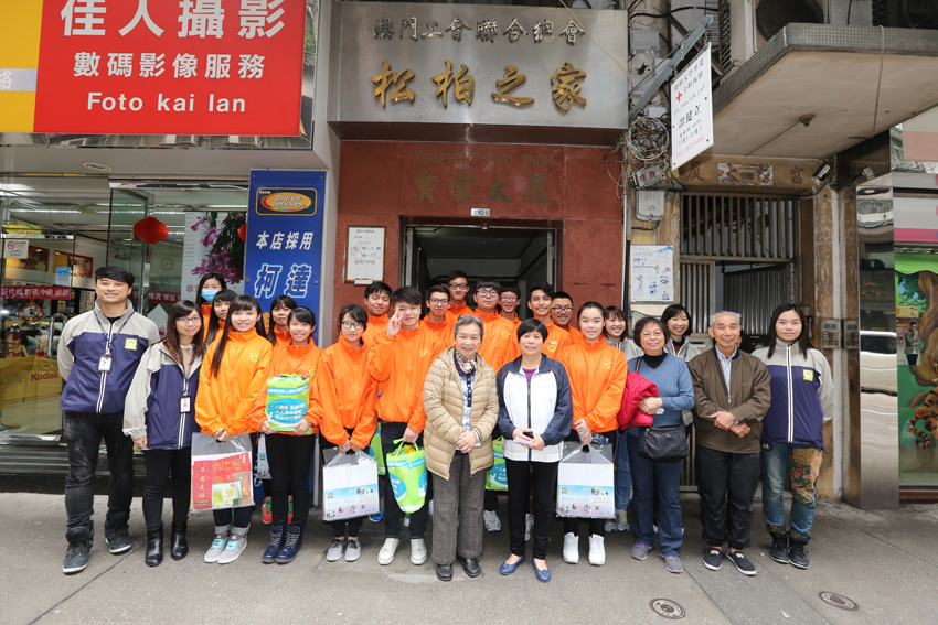 司警局安排滅罪小先鋒向長者進行防罪宣傳