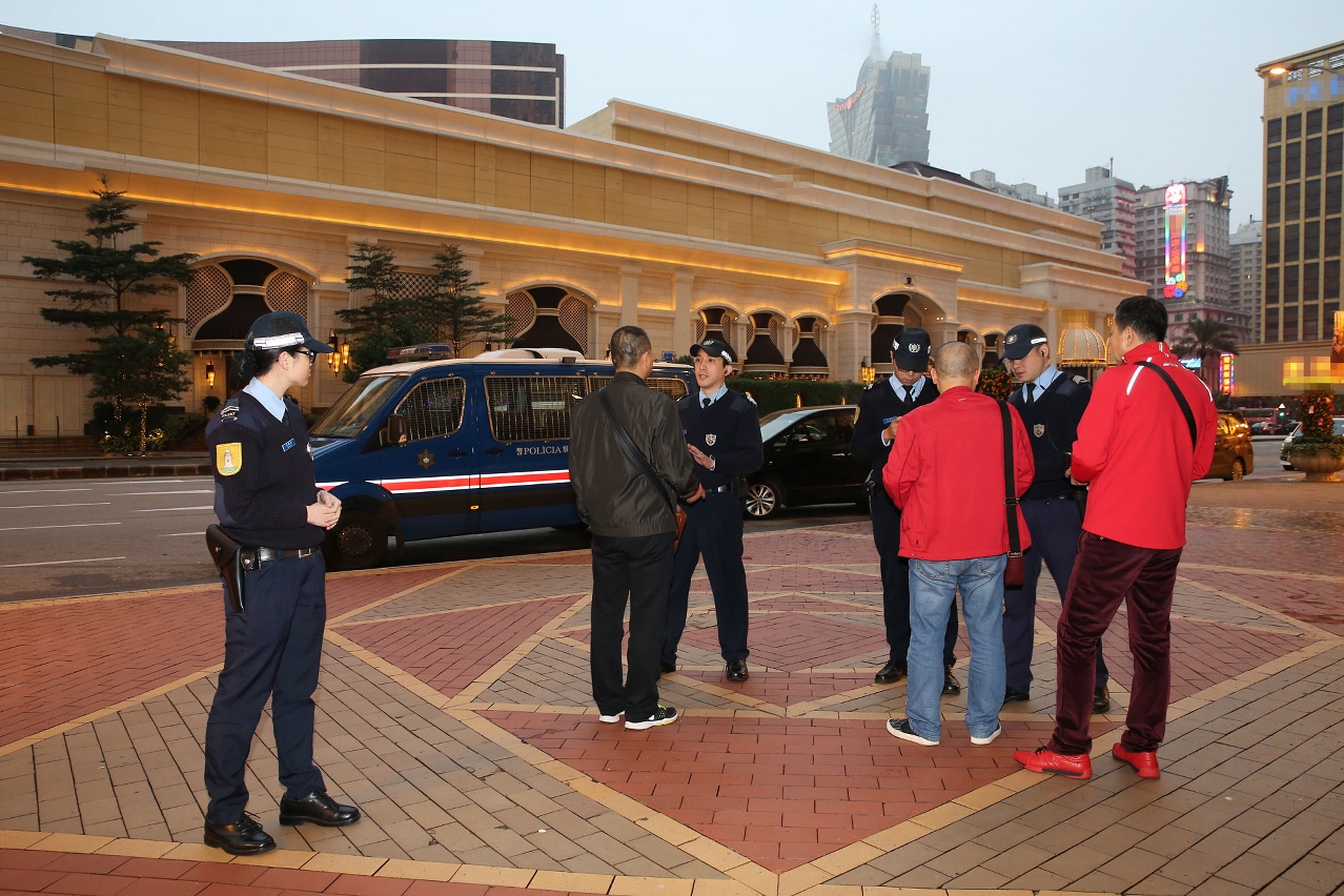 警員進行查證工作