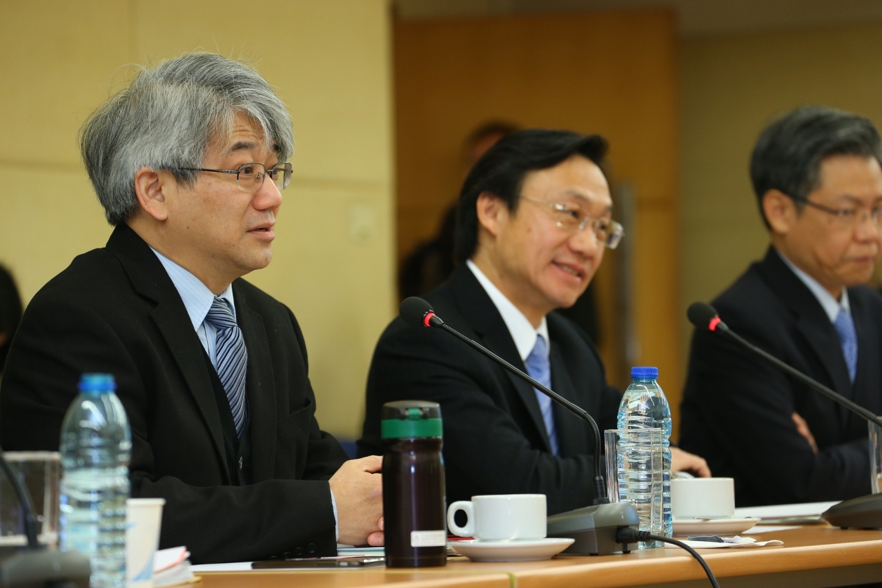 O Director dos Serviços de Saúde, Dr. Lei Chin Ion, está a apresentar a luta contra “SARS” em 2003 em Macau e os motivos de disseminação hospitalar no surto da Síndrome Respiratória do Médio Oriente-Mers-Cov na Coreia do Sul