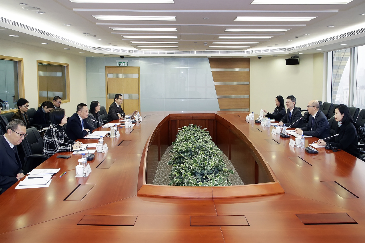 Secretary for Economy and Finance, Mr Leong Vai Tac, exchanges ideas with the Hong Kong delegation on issues of mutual concern.