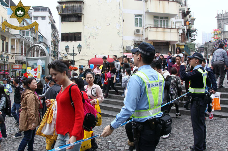 大三巴牌坊進行人車分流放行