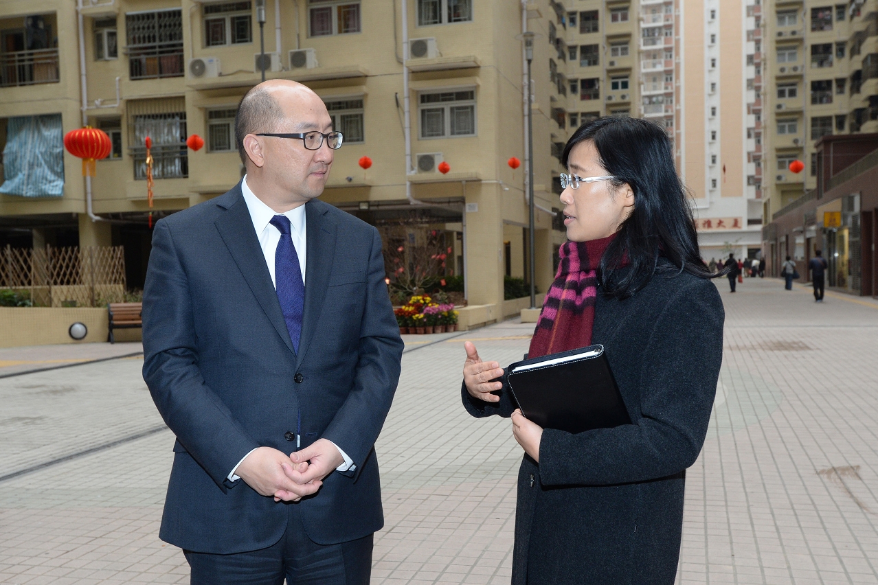 Vice President of the Housing Bureau, Ms Kuoc Vai Han, briefs the Hong Kong Government’s Secretary for Constitutional and Mainland Affairs, Mr Raymond Tam Chi-yuen, on the latest developments in Macao’s public housing.