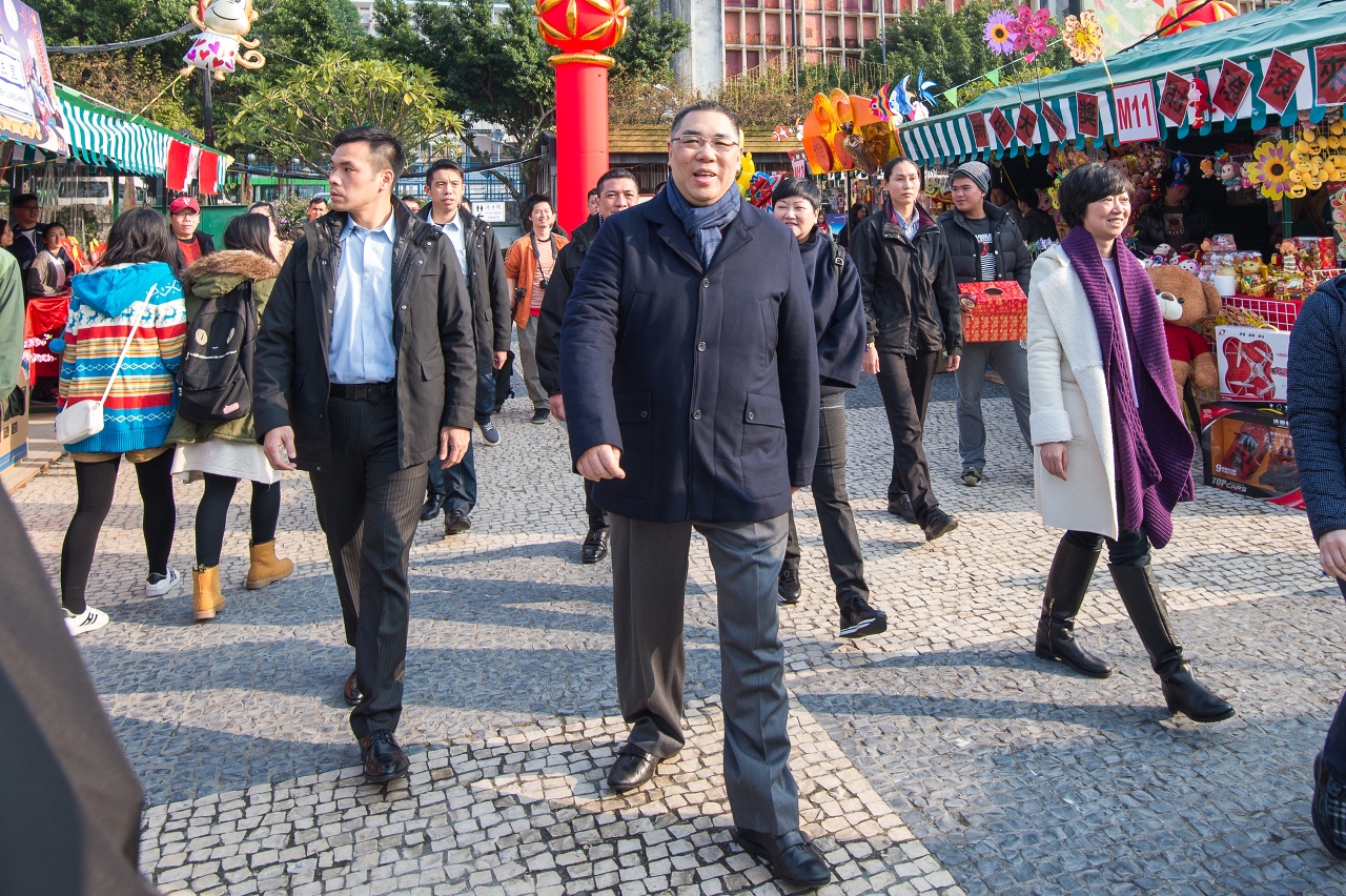 Chefe do Executivo, Chui Sai On, visita bancas da feira de flores na Praça do Tap Seac, no âmbito das festividades do Ano Novo Lunar do Macaco.