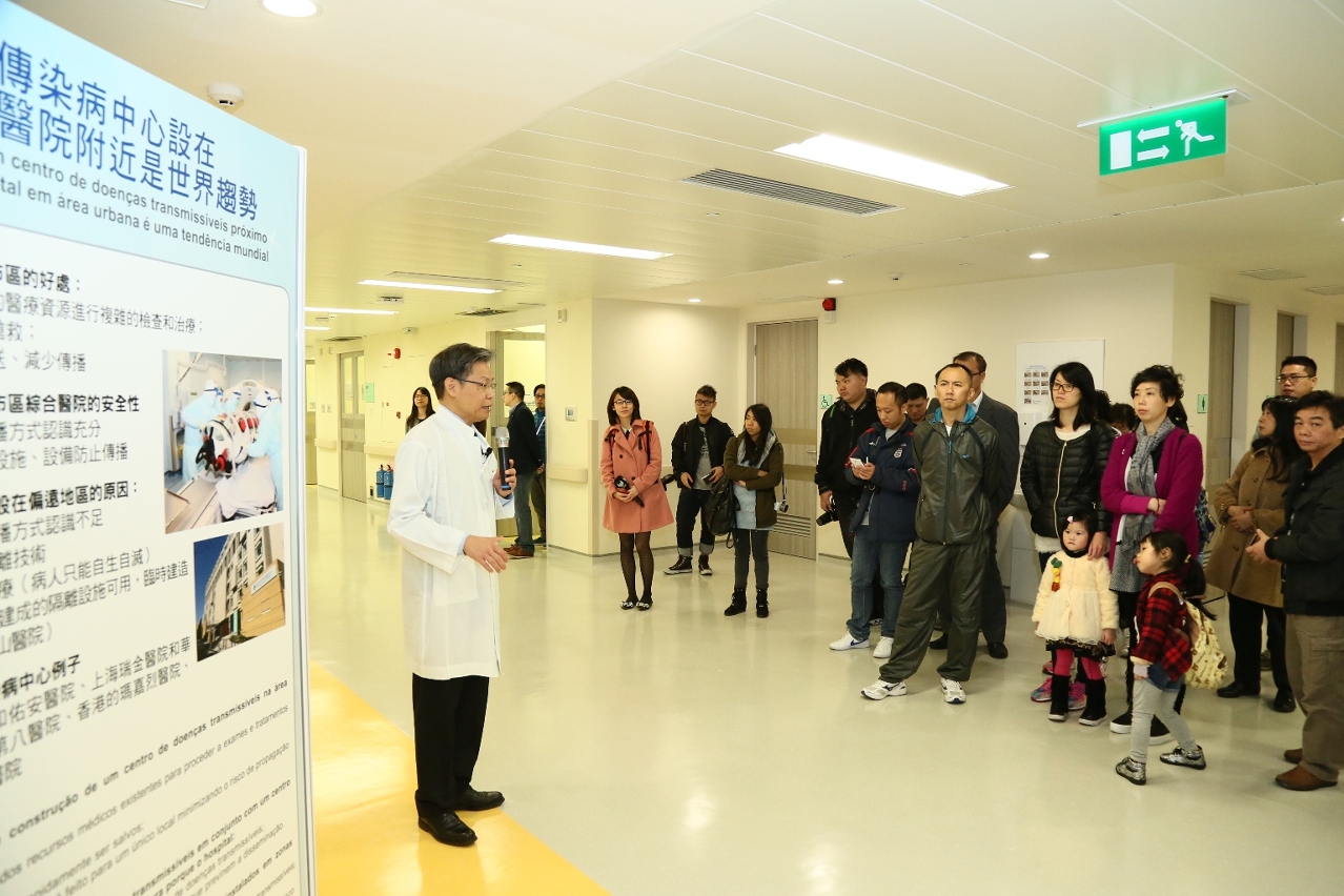 Director do CHCSJ, Kuok Cheong U, apresentou aos visitantes a área de enfermaria de isolamento no Centro Clínico de Saúde Pública em Coloane