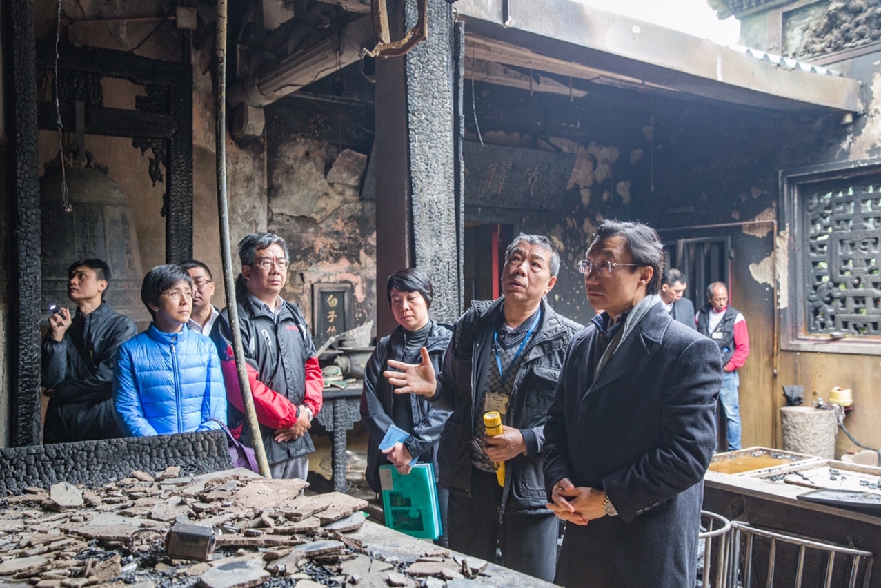 Secretary for Social Affairs and Culture, Mr Tam Chon Weng, views results of Wednesday’s accidental blaze at A-Ma Temple.