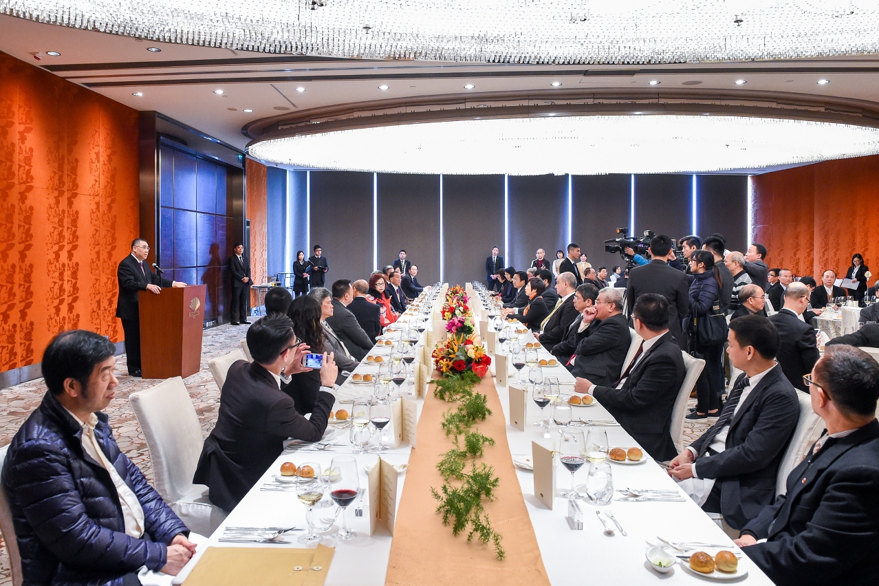 Chief Executive, Mr Chui Sai On, hosts a luncheon for representatives of local Chinese media.