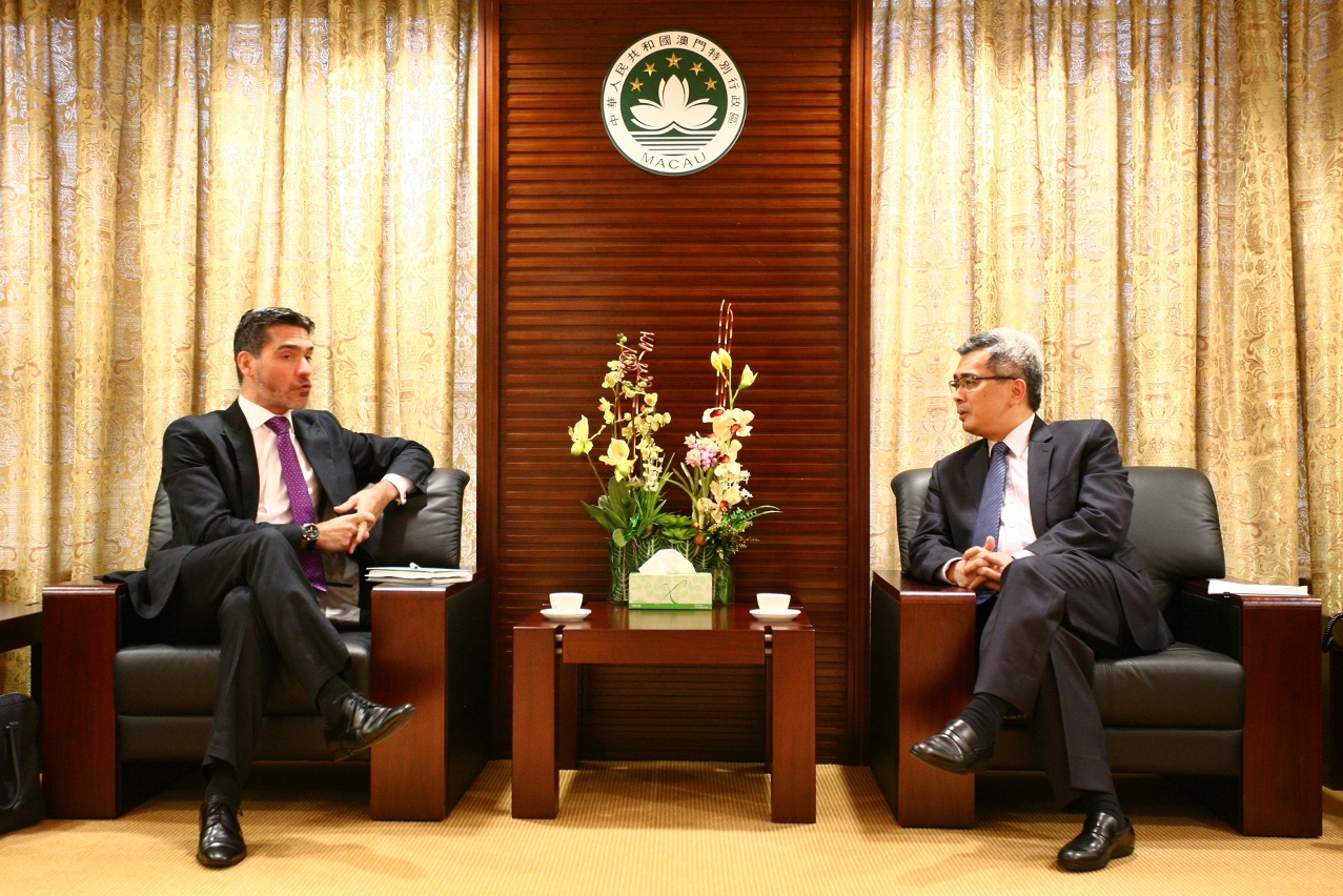 Secretary for Security, Mr Wong Sio Chak (right), meets with the Consul General of Portugal in Macao and Hong Kong, Mr Vítor Sereno.