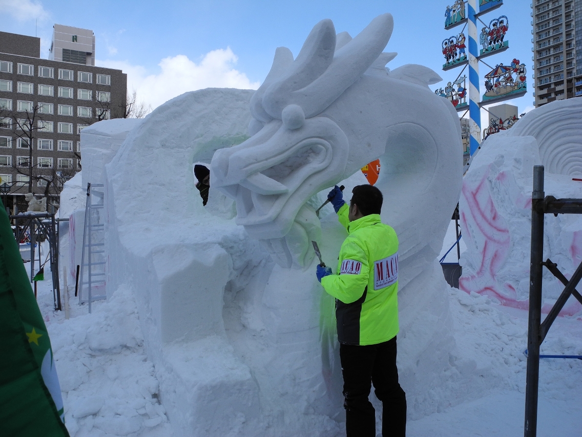 澳門雪雕隊正在製作《龍抱金蓮》