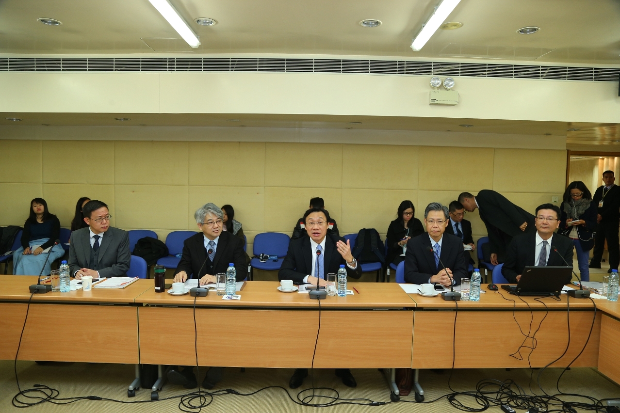 譚俊榮司長及衛生局代表向居民講解本澳傳染病防控工作及設施規格