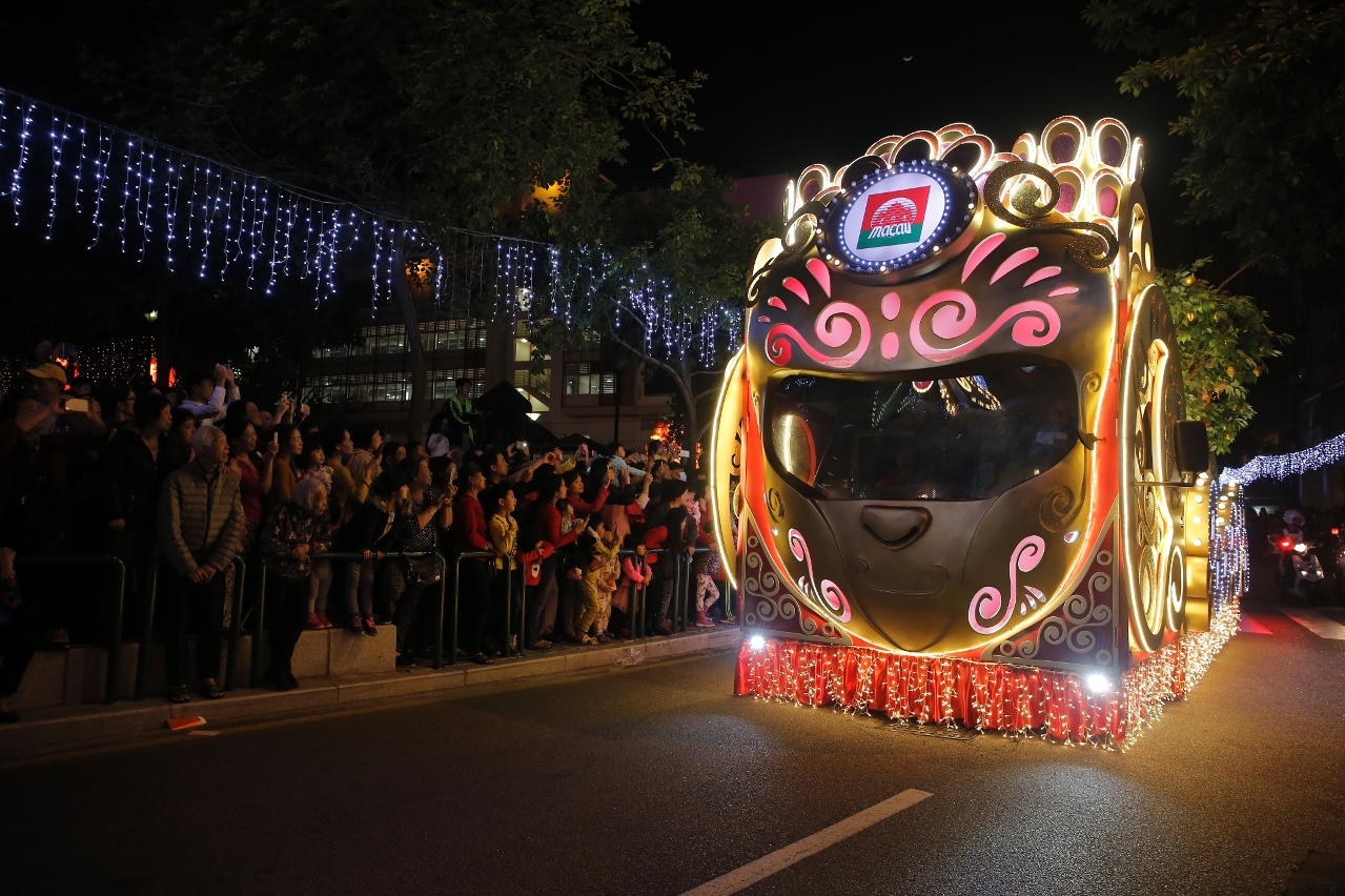 Parada atrai grande número de espectadores