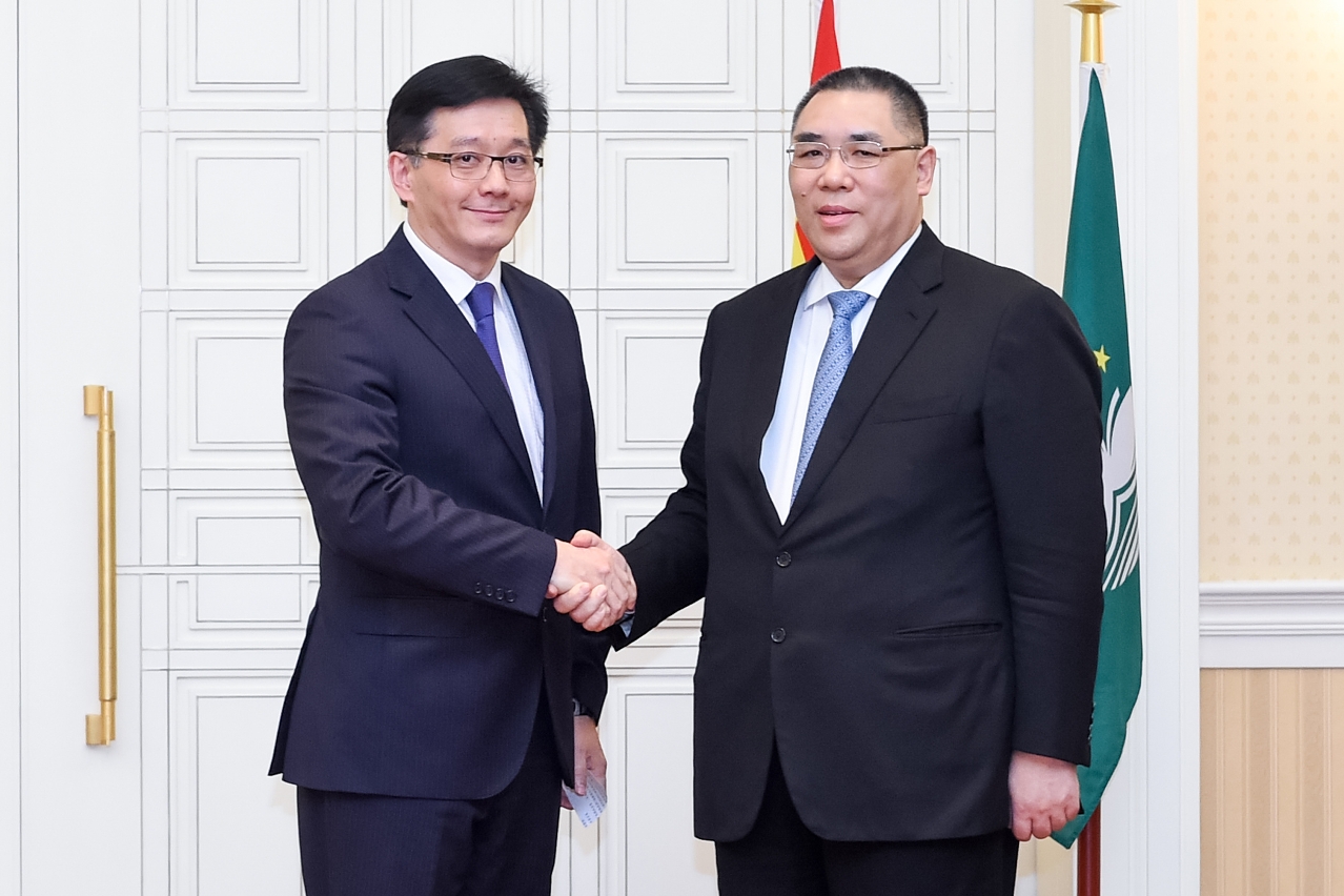 Chief Executive, Mr Chui Sai On, cordially shakes hands with the new Director-General of the Customs Service, Mr Vong Iao Lek (left), after the swearing-in ceremony.