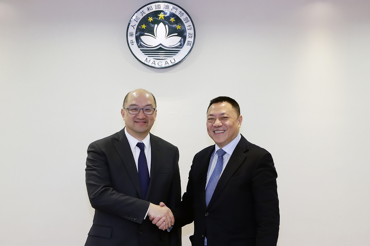 Secretary for Economy and Finance, Mr Leong Vai Tac (right), meets the Hong Kong Government’s Secretary for Constitutional and Mainland Affairs, Mr Raymond Tam Chi-yuen.