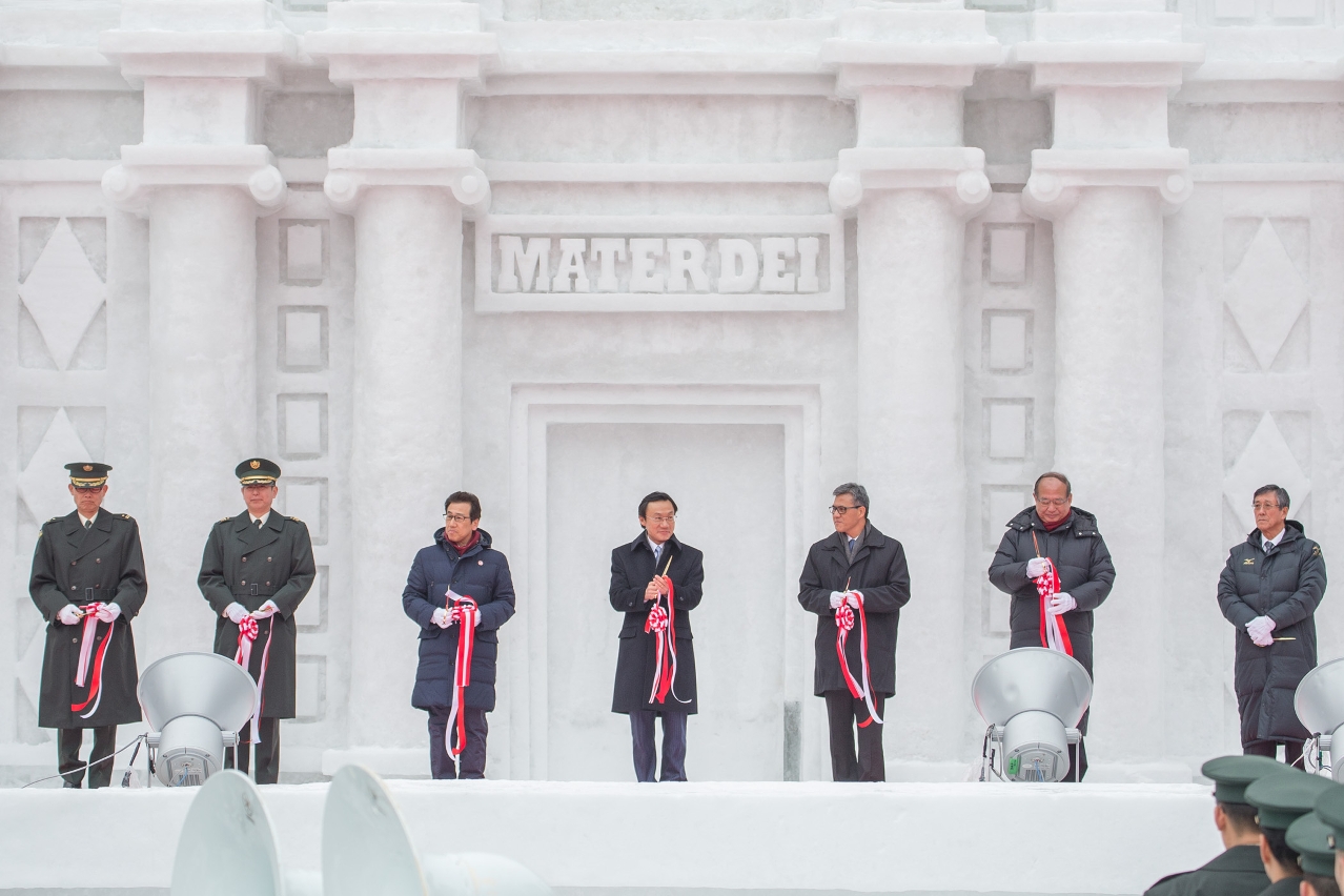 Cerimónia de entrega da escultura de neve