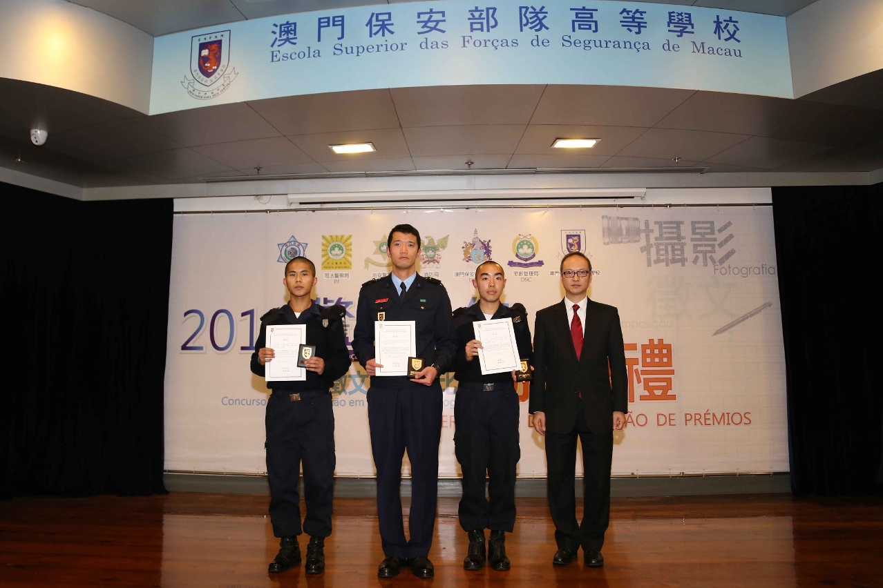 Fotografia do Coordenador do Gabinete de Apoio ao Ensino Superior, Sou Chio Fai e dos vencedores do grupo interno do Concurso de Composição em Língua Chinesa