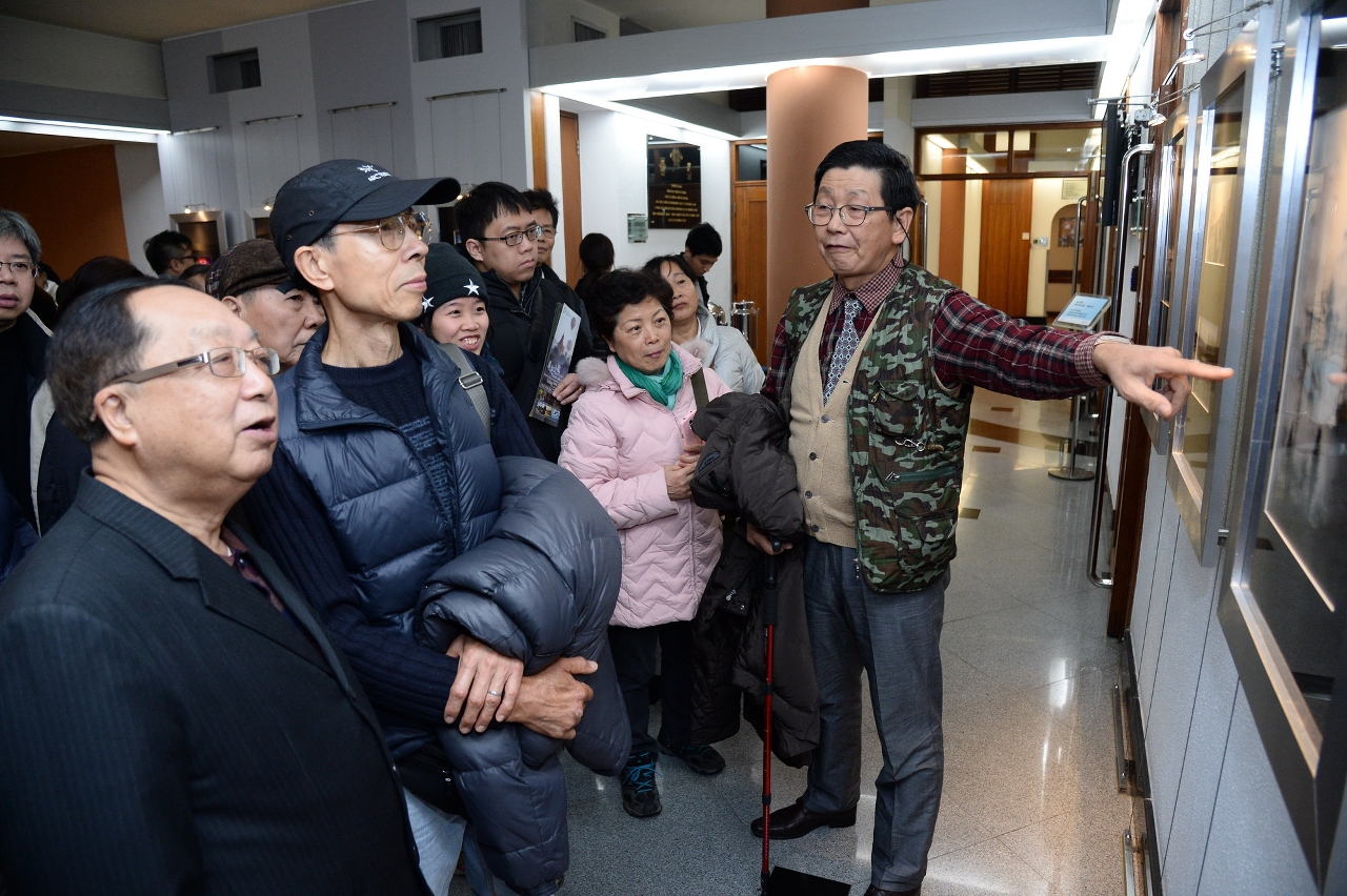 Mr. Kong Iu Lam elaborating his photos for guests