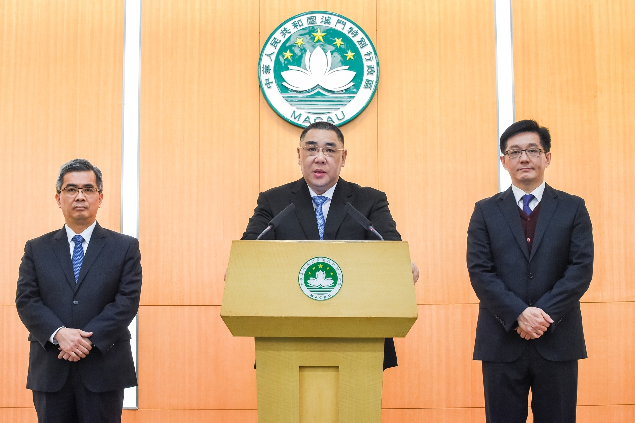 Chief Executive, Mr Chui Sai On(centre), announces the appointment of Mr Vong Iao Lek (right) as the new Director-General of the Macao Customs Service.