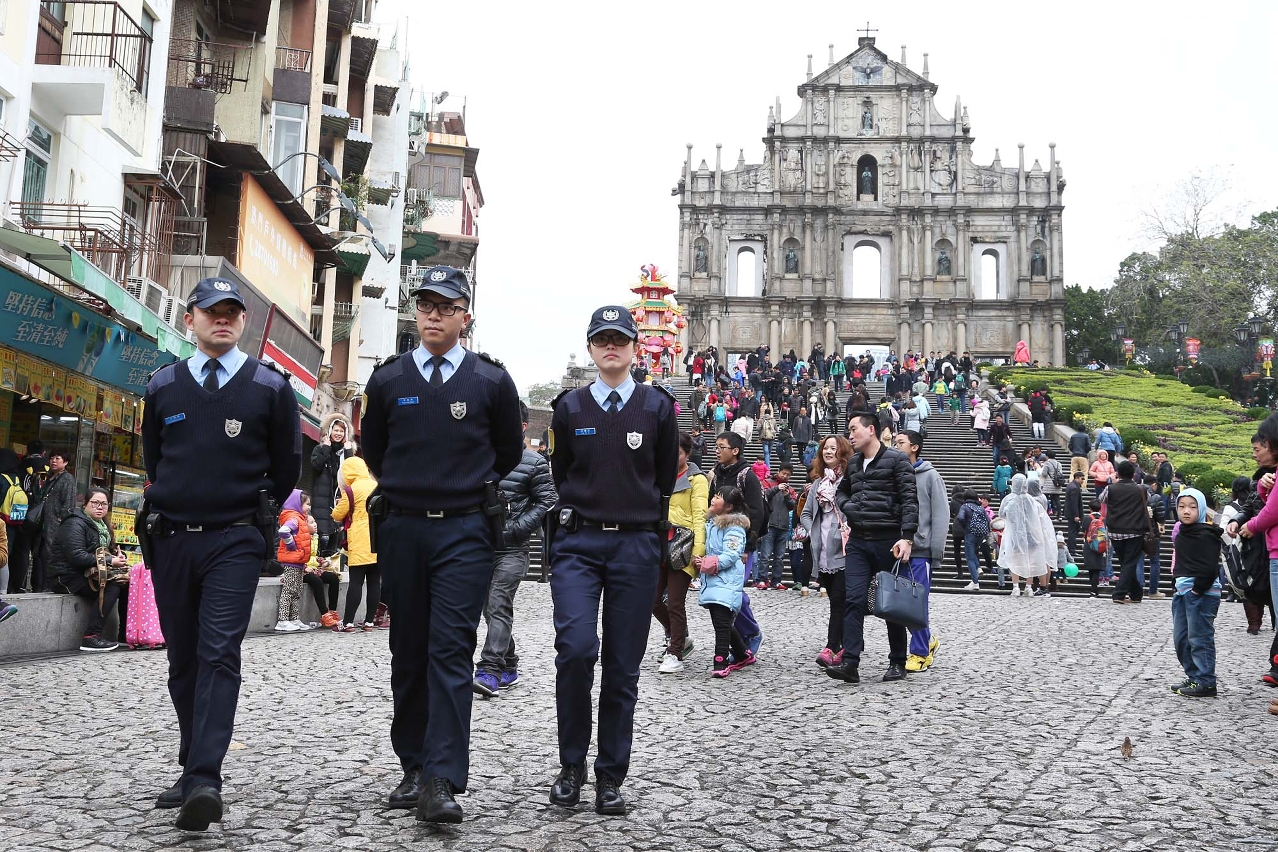 警員在旅遊旺區一帶巡邏
