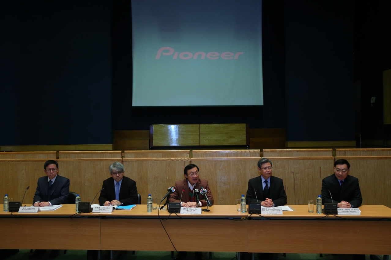 Secretário para os Assuntos Sociais e Cultura, Alexis Tam, Director dos Serviços de Saúde, Lei Chin Ion e o Director do CHCSJ, Kuok Cheong U, no encontro com visitantes para troca de ideias personalizadas e esclarecimento de dúvidas apresentadas pelos residentes