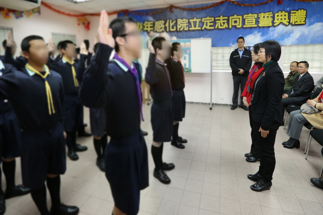 男院生在呂錦雲代局長及余珮琳院長的監誓下宣讀誓詞
