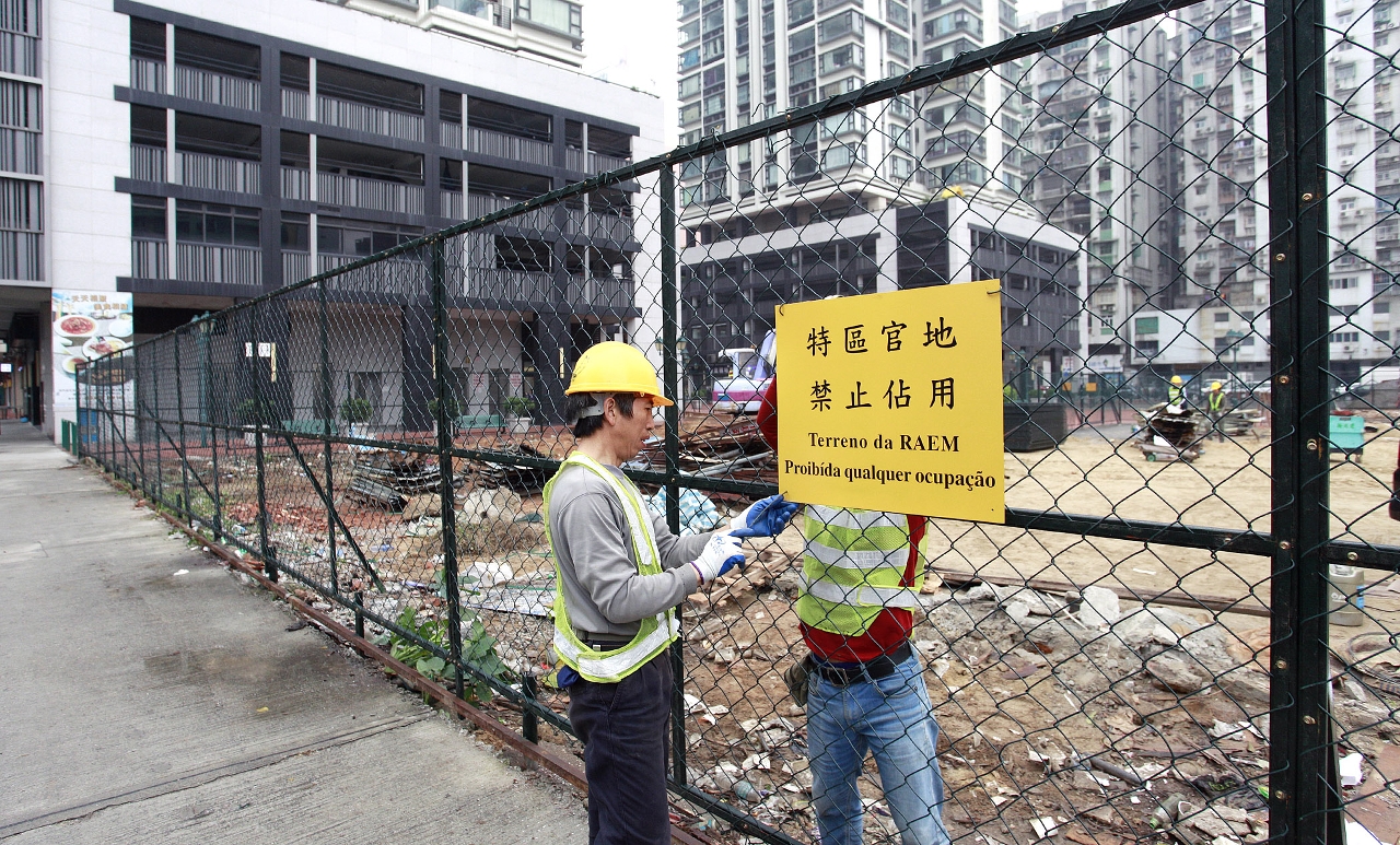 工作人員對有關土地進行圍網