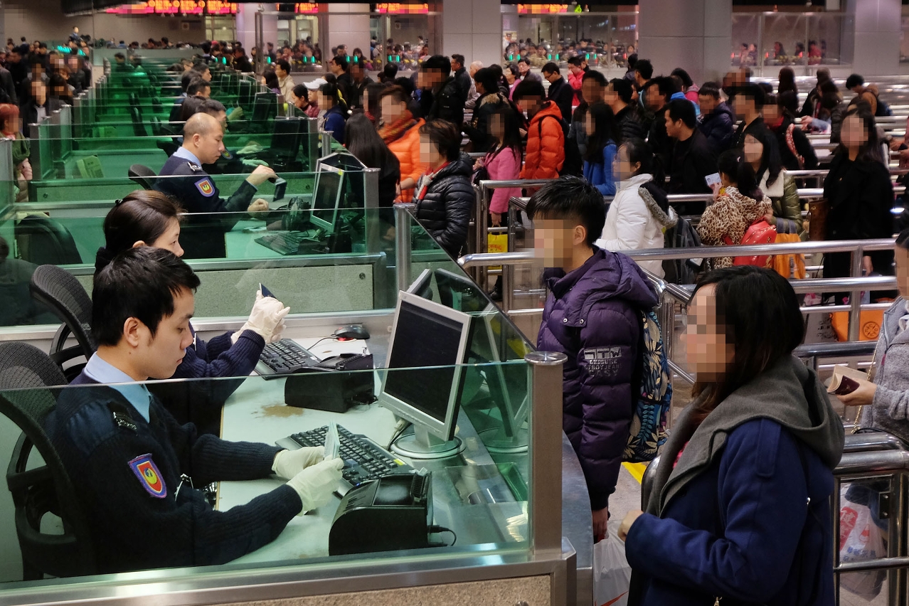 關閘邊境站適時增派警力加開驗證櫃檯
