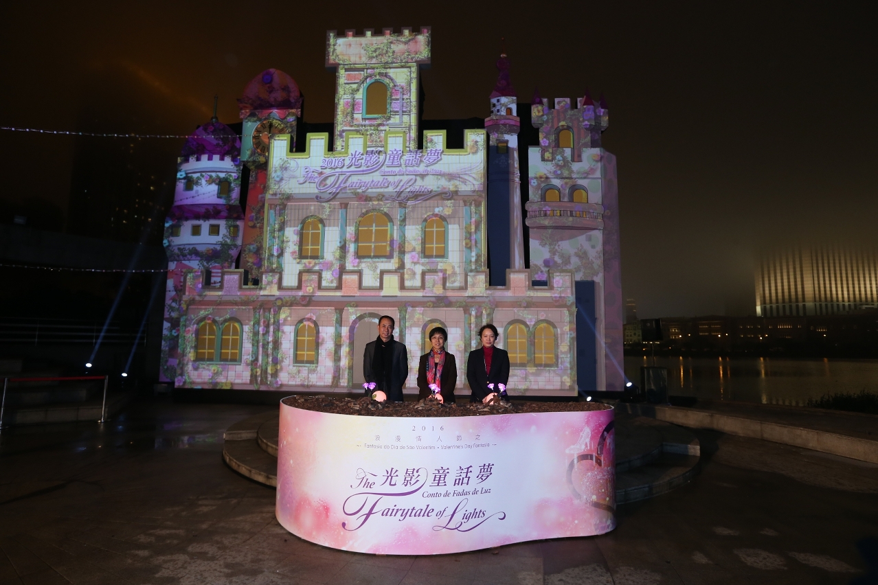 Senna Fernandes and others officiate the 3D mapping show’s opening