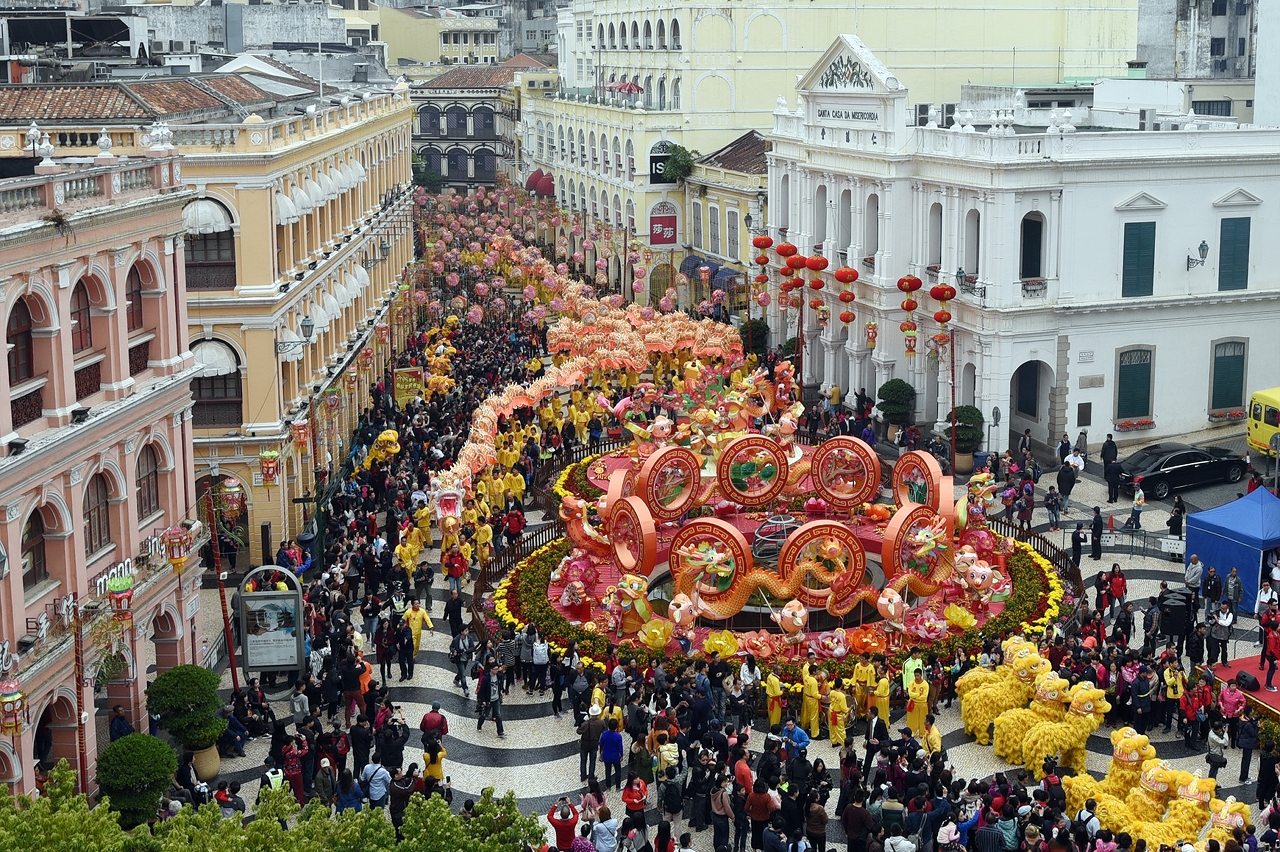 去年初一的大金龍巡遊吸引大批市民及旅客