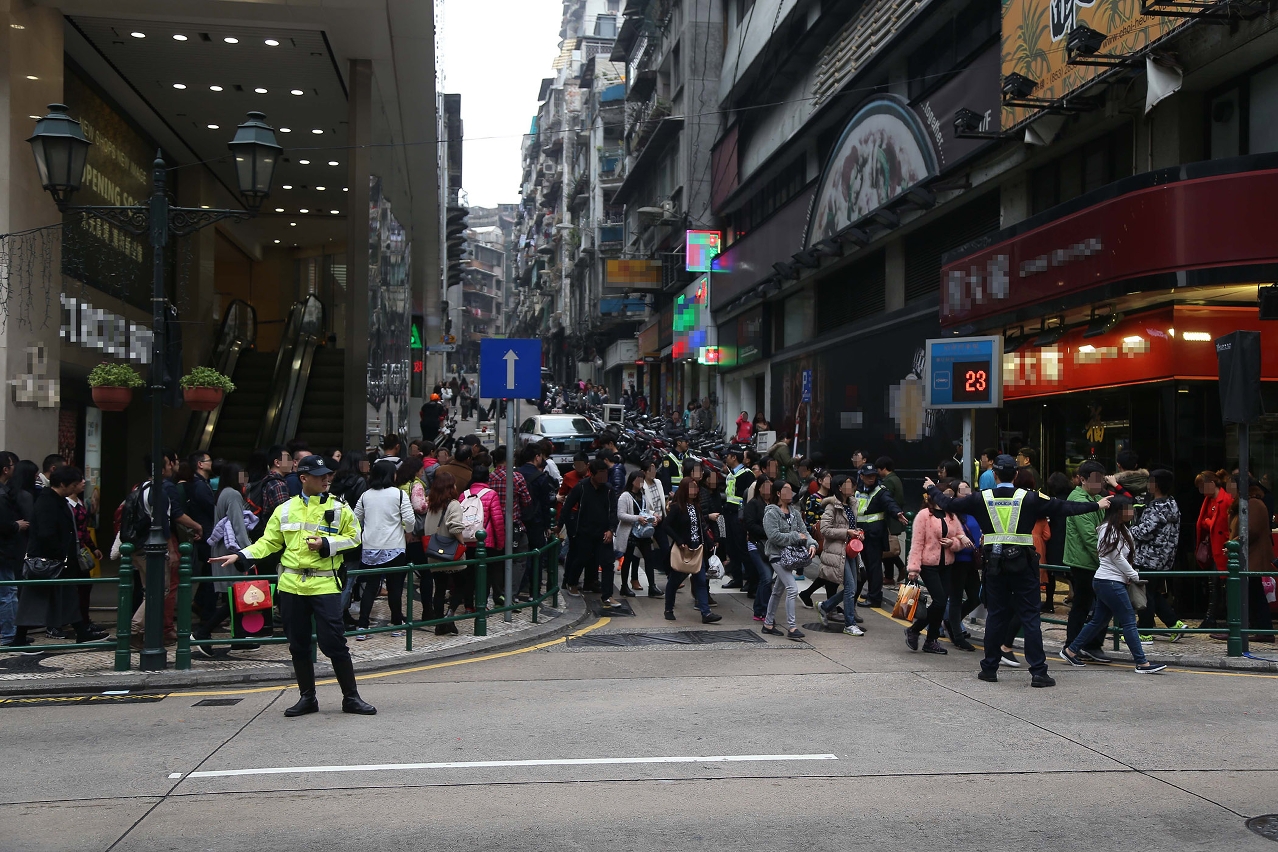 人潮管制期間警員疏導人潮