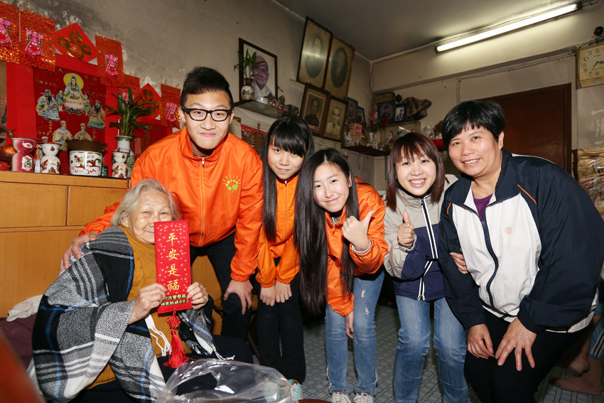 在工聯職員陪同下探訪長者