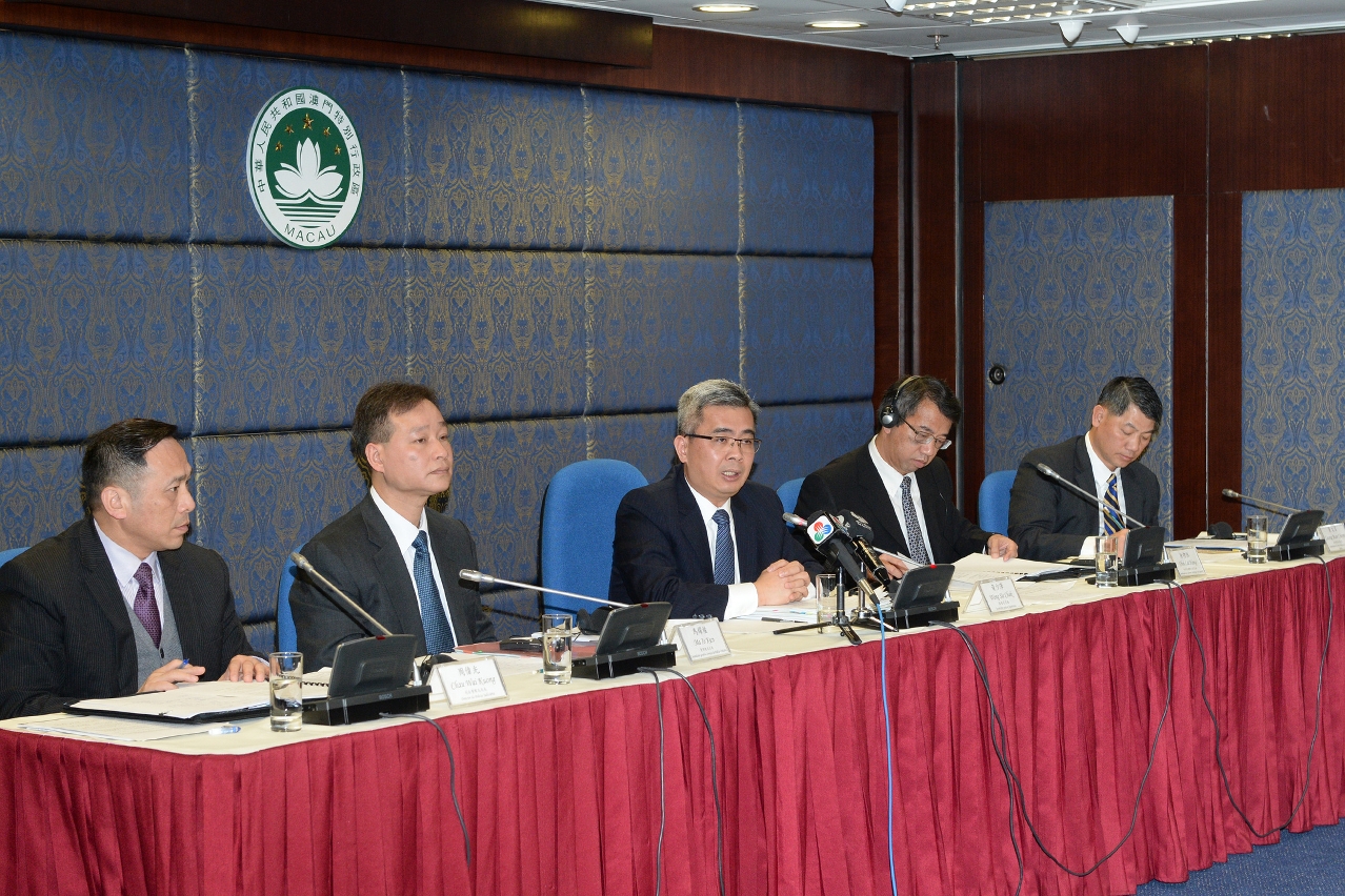 Secretary for Security, Mr Wong Sio Chak, releases the crime figures of 2015.