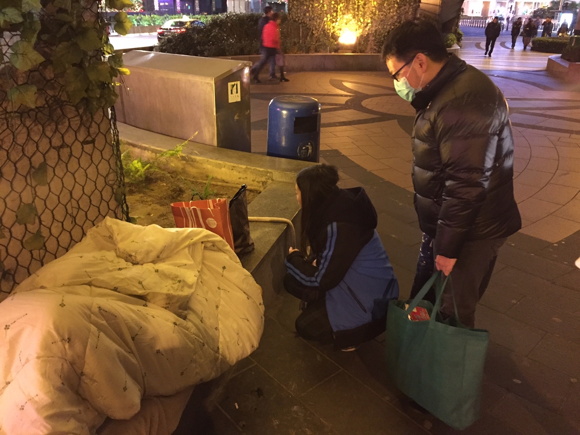 Assistentes sociais do serviço extensivo ao exterior visitaram os desalojados para lhes apresentarem cumprimentos por ocasião do Ano Novo Lunar