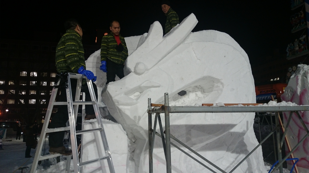 Macao team carves snow sculpture “Golden Lotus Flower Embraced by the Dragon” through chilly nights