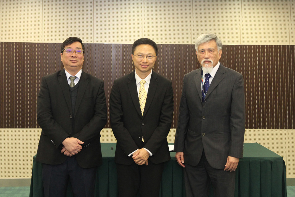 Os três dirigentes da DSAT: O Director Lam Hin San (no meio), os Subdirectores Chiang Ngoc Vai (à esquerda) e Luis Correia Gageiro.