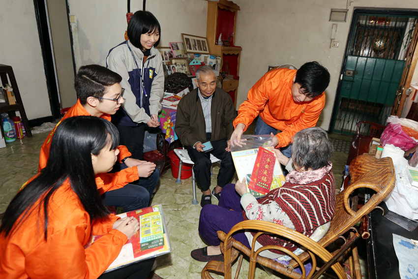 向長者送上平安福袋