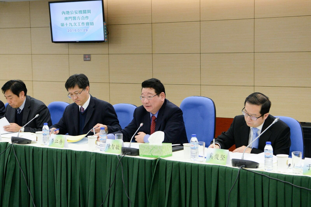 Vice-Ministro de Segurança Pública da RPC, Chen Zhimin (segundo a contar da direita)