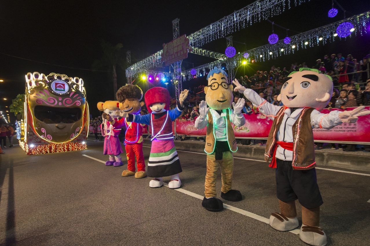 Spectacular float parade and performances draw big crowds of spectators
