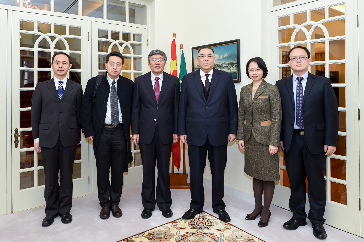 Encontro entre o Chefe do Executivo, Chui Sai On, e o subdirector do gabinete central do grupo-líder para assuntos económicos e financeiros , Yang Weimin.