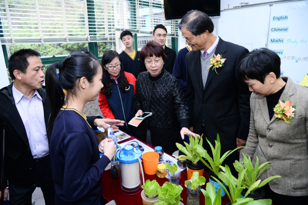 主禮嘉賓參觀展覽區及教學互動區